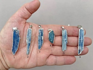 Collier pendentif en argent cyanite brute fine avec chaîne à maillons Collier en cristal bleu naturel avec pendentif kyanite - Product Image 2