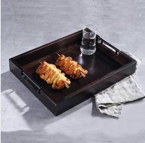 Plateaux de forme rectangulaire de vente chaude plateau de service en bois massif avec poignées en métal pour la maison et les restaurants à un prix compétitif - Product Image 2