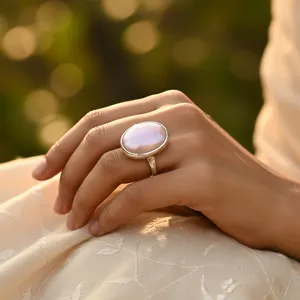 Anillo de cóctel de plata 925 con concha rosa, engaste de bisel, minimalista, para uso diario de mujer - Product Image 2