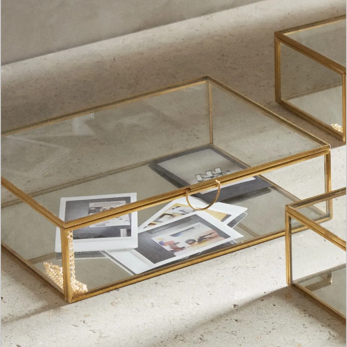 Glasbox mit goldenem Metallrahmen Einfacher eleganter Rand mit kleinem Metall griff zur Aufbewahrung und Organisation von Schmuck