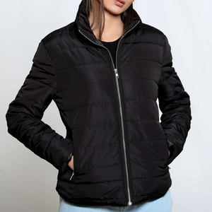 Vente en gros Veste personnalisée pour femmes Doudoune matelassée Veste matelassée en polyester légère et respirante pour l'extérieur avec col montant - Product Image 2