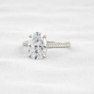 Anillo de compromiso de moissanita de corte ovalado de plata 925 Juego de pavé Style33 - Product Image 4