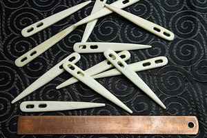 Aguja de hueso natural para manualidades Viking Lucet para coser Aguja de hueso natural - Product Image 3