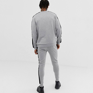 ชุดเสื้อสเวตเชิ้ตและกางเกงจ็อกเกอร์ลายทางสีเทาและดำสำหรับผู้ชาย พร้อมโลโก้สั่งทำ ชุดลำลองสองชิ้นทรงเข้ารูปสำหรับผู้ชาย - Product Image 4