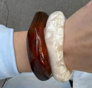 Bracelets élégants en résine pour femmes, finition polie, légers, bijoux de mode pour tenues décontractées et festives, résistants à l'eau, couleurs personnalisables - Product Image 2