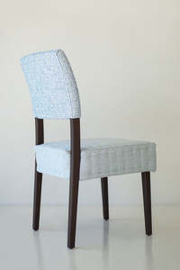 เก้าอี้รับประทานอาหารสุดหรูพร้อมกรอบไม้เคลือบพนักพิงเบาะและที่นั่งบุนวมสีฟ้าเหมาะสำหรับพื้นที่รับประทานอาหารที่ทันสมัย - Product Image 4