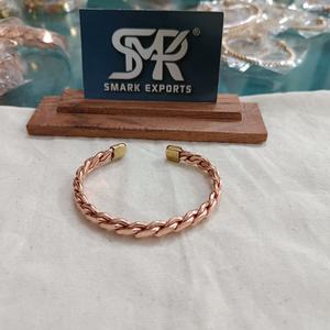 Bracelet jonc en cuivre massif traditionnel, ajustable, ouvert, fait main, finition polie, design uni gravé, léger, unisexe - Product Image 6