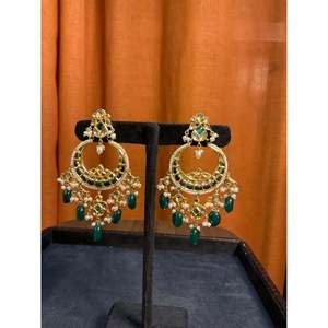 Magnifiques boucles d'oreilles Chandbali en or 18 carats, taille émeraude, bijoux de mariage avec motif en forme de lune et serti clos - Product Image 1