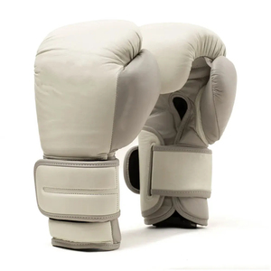 Gants de boxe en cuir MB personnalisés en gros, couleur contrastée blanc/gris clair, fermeture à boucle en cuir PU, gants d'entraînement - Product Image 2