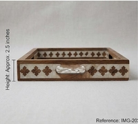 Plateau décoratif rectangulaire en bois de style bohème pour mariage, motif floral incrusté d'os, design traditionnel avec poignée pour présentation sur table