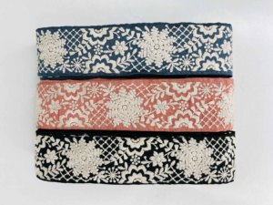 Bordure de dentelle de broderie florale ethnique fil ivoire sur bordure en dentelle de luxe noir rouille et marine pour robes et artisanat saris - Product Image 2