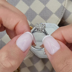 แหวนหมั้นเพชรโมอีสทรงกลม2.90กะรัตสำหรับเจ้าสาวพร้อมด้วยรัศมีที่มองไม่เห็นและวงนิรันดร์34มหาวิหาร - Product Image 5