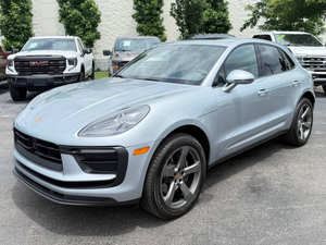Porsche Macan T 2024 de 4 Puertas, Diseño Refinado, Disponible para la Venta - Product Image 2