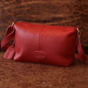 Sac à bandoulière de grande capacité pour femmes de haute qualité fait à la main en cuir de vache véritable, durable et élégant d'Indonésie - Product Image 2