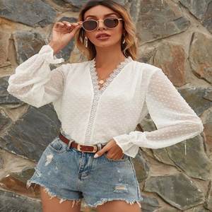 Haut court personnalisé pour femmes avec col en V et manches longues à volants ourlet régulier et décorations en dentelle et boutons méthode tissée - Product Image 2