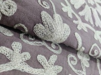 Elégante broderie florale beige sur coton kaki Tissu brodé Suzane pour sacs Textiles de maison et usage industriel