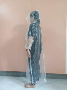 Chubasquero impermeable portátil Ligero PE Desechable Ropa impermeable para exteriores Fabricante de Vietnam Precio de fábrica - Product Image 3