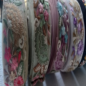 Adornos de encaje bordados hechos a medida con patrones florales. Estos cordones bordados se pueden utilizar para la decoración del hogar de diseño de moda - Product Image 2