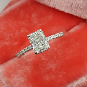 Bague de fiançailles pour femme allongée Radiant Cut 1 Ct Solitaire de halo caché avec des anneaux de pierres précieuses Moissanite de glace pilée scintillante - Product Image 1