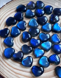 Très belles pierres précieuses de labardorite bleue lisse et brillante de haute qualité en forme de cœur pour les bijoux d'été. - Product Image 1