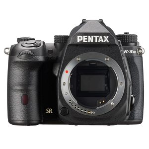 Appareil photo reflex numérique noir au format APS-C avec objectif zoom téléobjectif HD DA 55-300 F/4.5-6.3 ED PLM WR RE et poignée de batterie, capteur CMOS - Product Image 1
