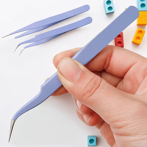 Juego de 2 Pinzas Profesionales para Volumen Ruso, Color Macaron, Diseño Ergonómico, Acero Inoxidable, Puntas Afiladas, Protectoras para Pestañas - Product Image 3