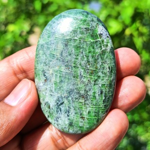 Lote al por mayor, mejor precio, piedras curativas de energía de diópsido de cromo Natural, piedras semipreciosas talladas, regalos de decoración del hogar - Product Image 2