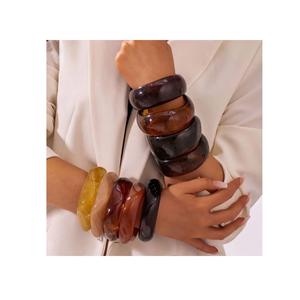 Trendy Handmade Waterproof Resin Bangles for Ladies Elegant Look Custom Colors Fashion Jewelry for Gifting and Retail - Product Image 3