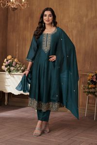 Nouvelle robe de créateur tendance fantaisie haute sur demande Vichitra Kurti Pant & Dupatta avec broderie Work Meilleur prix Exportateur indien - Product Image 2