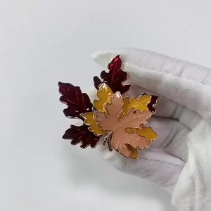 Anneau de serviette en métal feuille d'automne Accessoire de décoration de table élégant pour la maison, le mariage et la fête - Product Image 3