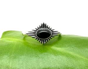 Anillo de ónix negro inspirado en el amanecer de Plata de Ley 925 con ajuste de bisel de cabujón de ónix liso Regalo de fiesta de boda perfecto para él - Product Image 1