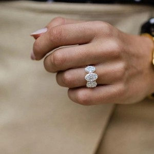 Anillo de Tres Piedras con Diamante Cultivado en Laboratorio de 5.00 Quilates, Corte Ovalado, en Oro Amarillo de 14k, Certificado IGI, Anillo de Diamante Cultivado en Laboratorio de 5 Quilates para Ella - Product Image 3