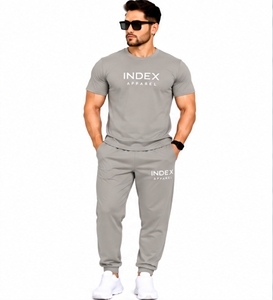 Conjunto Deportivo de Dos Piezas para Hombre, Color Gris, Camiseta de Manga Corta con Cuello Redondo, Pantalones Largos con Estampado de Letras, Estilo Casual - Product Image 1