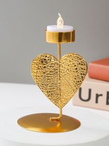 Porte-bougie décoratif en métal doré pour les rassemblements familiaux, les fêtes et les occasions spéciales, ajoutant une touche d'élégance - Product Image 4