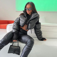 Nouvelle Collection 2023 : Blazer matelassé court en nylon imperméable avec logo personnalisé, à capuche, orné de paillettes et de plumes, pour femme