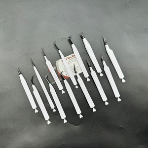 Pinzas de pestañas de corazón blanco y negro con logotipo personalizado, pinzas de extensión de pestañas de punta de fibra profesional de acero inoxidable sostenible, pinzas de mano - Product Image 4