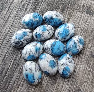 Venta al por mayor IGI certificado Natural K2 jaspe blanco azul corte ovalado cabujón de cristal parte posterior plana piedras preciosas sueltas disponibles - Product Image 6
