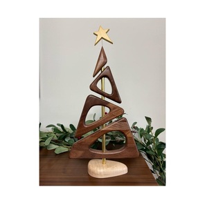 Sapin de Noël en bois pur avec des couleurs festives et un design en couches adapté aux entrées de manteaux de vacances ou aux salons - Product Image 3
