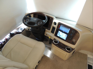 4VZAU1D94NC091060 Camping-car de luxe d'occasion 2020, 44 pieds, Classe A, Diesel, Essieu à jumelles, Lit King Size, Faible kilométrage - Product Image 3