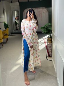 Top Kurti de créateur indien à coupe Naira pour femmes, haut long à imprimé floral en georgette, séquence évasée Kurta pour filles, - Product Image 2