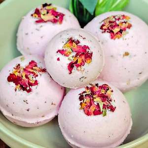 Lujosa bomba de baño de infusión de pétalos de rosa | Remojo floral de aromaterapia para relajación y nutrición de la piel | Paquete a granel al por mayor - Product Image 1