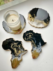 Plateau en résine coeur artistique en noir avec design or et cuivre élégant plateau fait main pour la décoration et le stockage de l'Inde - Product Image 4