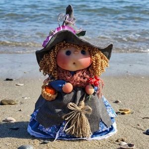 Muñeca de Trapo de Bruja Personalizada OEM Hecha a Mano de 24 cm, Juguete de Peluche al por Mayor, Muñeca Sentada Suave y Adorable con Sombrero y Escoba - Product Image 1