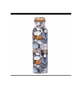 Botella de cobre con pintura de esmalte de flores y superficie lisa hecha para beber agua y sostenibilidad - Product Image 2