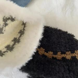 Gorro de cubo de felpa de punto grueso cálido para invierno, gorro de gorro a juego de colores a la moda personalizado en blanco y negro para mujer - Product Image 6