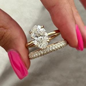 Anillo de Compromiso con Moissanita de Corte Ovalado de 3.85 Quilates en Oro Amarillo Sólido de 14K con Engaste de Puntas - Product Image 5