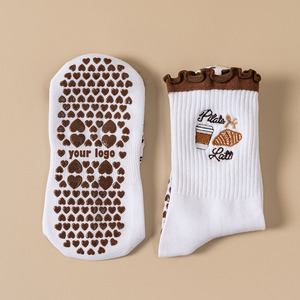 Calcetines de Pilates con Volantes Estilo Básico para Pedidos al por Mayor, con Bordado de Mini Croissant de Café Latte, Logotipo Personalizado al por Mayor - Product Image 1
