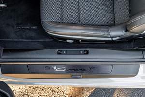 2024 911 Carrera T Coupé, Transmisión Manual de 7 Velocidades, Exterior Color Chalk, Sin Modificaciones - Product Image 5