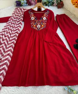 Designer Salwar Kameez avec Kurta brodé et bas assorti Dupatta pour femmes - Product Image 2