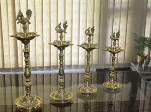 Soporte de lámpara de aceite de latón dorado tradicional hecho a mano Mayur lámpara de aceite del sur de la India para templo decoración del hogar tamaño-12 pulgadas - Product Image 2